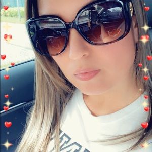 Meet your Posher, Yanet